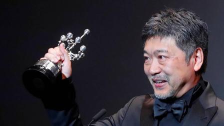 El japonés Kore-eda se emociona hasta las lágrimas con su Premio Donostia