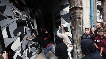 El movimiento okupa desalojado este viernes del Palacio de Marqués de Rozalejo en Pamplona ha celebrado una asamblea en la plaza del Castillo a la que han acudido varios cientos de personas y tras la que ha comenzado una 'kalejira' que ha sido frenada en diferentes puntos por la Policía Nacional