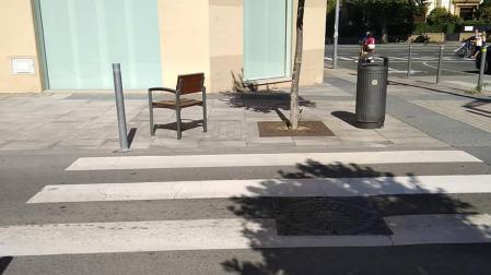 Un paso de peatones en Pamplona con todo, menos sitio