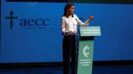 La reina pide una investigación del cáncer "sostenible, ambiciosa y estratégica"