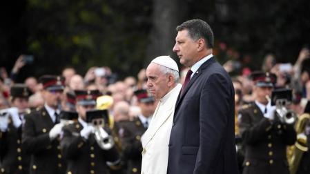 El papa recuerda en Letonia la necesidad de integrar y la importancia de la natalidad