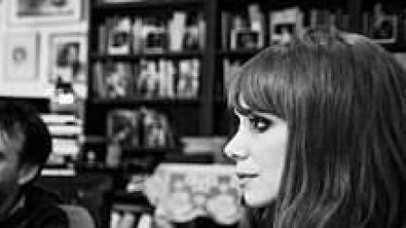 Paula Bonet presenta en Pamplona la obra en la que escribe a la hija que perdió