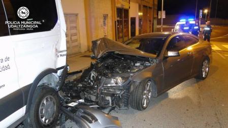Un conductor que triplicaba la tasa de alcohol choca contra tres vehículos en Pamplona