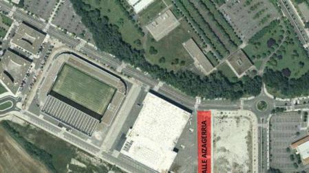 El vial situado junto al Navarra Arena recupera el topónimo 'Aizagerria'