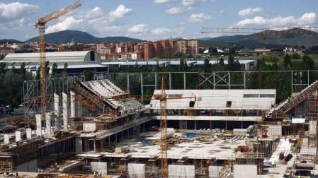 El proyecto del Navarra Arena se puso en marcha en 2009, dentro del Plan Navarra 2012. Su puesta en marcha no se ha producido hasta 3288 días después. Mucho más tarde de lo ideado.