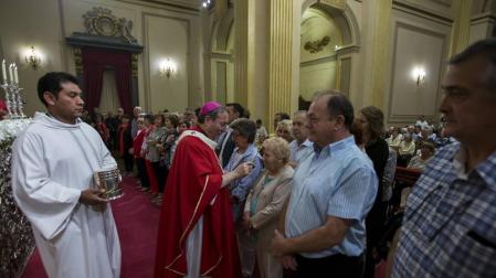 La misa por el martirio de San Fermín acoge a 60 nuevos cofrades