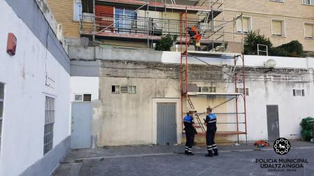 Herido un joven de 27 años al caer desde 5 metros en Pamplona