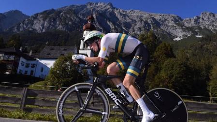 Rohan Dennis bate a Tom Dumoulin y le arrebata el arco iris