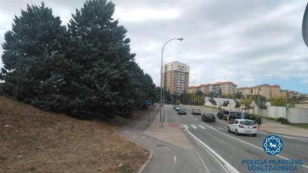 Evacuado un ciclista al CHN que circulaba por el carril bici en la Ronda de Azpilagaña