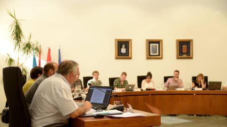 Zizur Mayor firma un convenio para reformar las viviendas de Santa Cruz