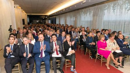 Cerca de 250 personas asistieron a este acto que contó con la presencia de la presidenta del Gobierno foral, Uxue Barkos; el delegado del Gobierno, en Navarra, José Luis Arasti; y el presidente de la Confederación de Empresarios de Navarra (CEN), José Antonio Sarría, entre otros.