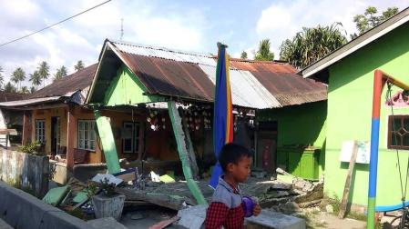 Un tsunami azota una ciudad de Indonesia tras un terremoto de 7,5 grados