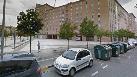 Un borracho entra a dormir a un contenedor en la Rochapea y se niega a salir