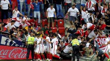 Dos heridos leves al derrumbarse una grada en Ipurua en el Eibar-Sevilla
