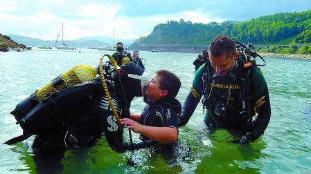 Dos niños protagonizan la última sesión de buceo adaptado en Getaría
