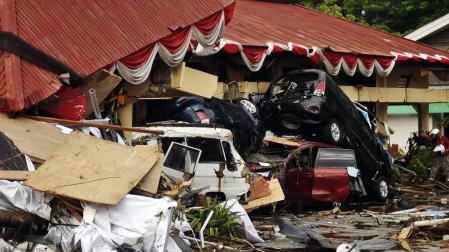Los equipos de rescate siguen buscando supervivientes y atendiendo a los heridos en la isla indonesia de Célebes, afectada este viernes por un fuerte terremoto seguido de un inesperado tsunami, que han dejado más de 800 muertos.