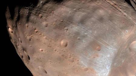 El telescopio Hubble capta la diminuta luna Phobos de Marte