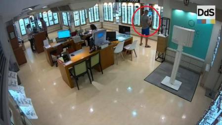 Vídeo: así robó Ángel Boza, de 'La Manada', unas gafas de un centro comercial de Sevilla