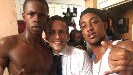 Nueva polémica de Macron por fotografiarse con un joven que salía de prisión