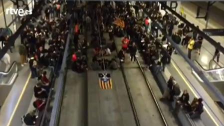 Cientos de miembros de los CDR cortan las vías del AVE en la estación de Girona