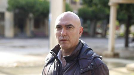 Francisco Espinosa posa en Huarte, donde es edil.