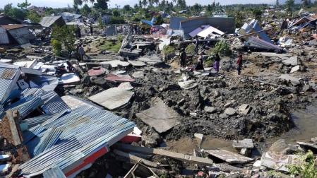 Los equipos de rescate siguen buscando supervivientes y atendiendo a los heridos en la isla indonesia de Célebes, afectada este viernes por un fuerte terremoto seguido de un inesperado tsunami, que han dejado más de 800 muertos.