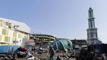 Los equipos de rescate siguen buscando supervivientes y atendiendo a los heridos en la isla indonesia de Célebes, afectada este viernes por un fuerte terremoto seguido de un inesperado tsunami, que han dejado más de 800 muertos.
