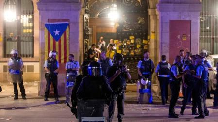 Los Mossos impiden con cargas el asalto de los radicales al Parlament