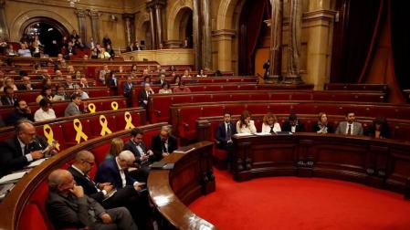 El Parlament no suspende a los diputados procesados pero avala que deleguen