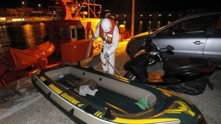 Rescatados 19 magrebíes de dos pateras a cinco millas de las costas andaluzas