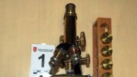 Intenta vender por Internet un microscopio robado de su antiguo colegio en Pamplona