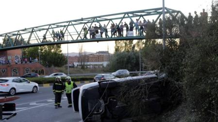 Un fallecido tras volcar un taxi en la ronda norte de Pamplona en la rotonda de Artica
