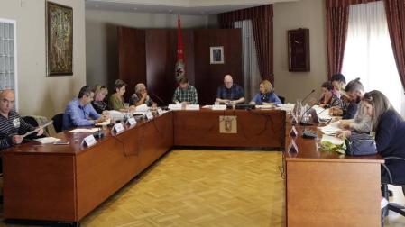 Anuncian que estudian un plan para el spa y la pista de hielo de Huarte