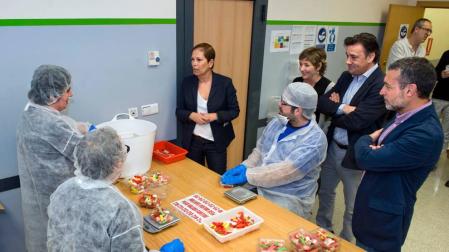La presidenta del Gobierno de Navarra y el vicepresidente conversan con varios trabajadores de Elkarkide.