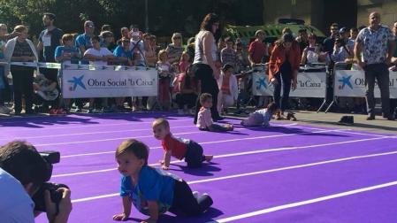 Celebración del Día Europeo del Autismo en la plaza del Castillo de Pamplona. I Carrera de Gateo por el Autismo y V Carrera Solidaria de ANA