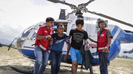Hallan vivos 31 menores atrapados en dos escuelas tras el seísmo en Indonesia