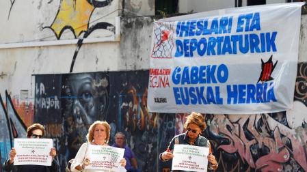 Consuelo Ordóñez irrumpe en un acto por los huidos de ETA y pide "justicia"