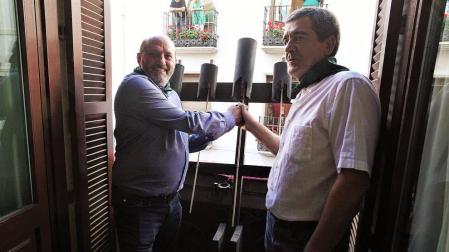 Marino Oscoz y Luis Javier Echeverría prendieron la mecha del cohete representando al conjunto deportivo
