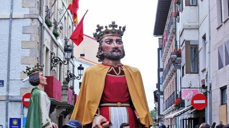 Cientos de villaveses arroparon en la calle a la Virgen del Rosario junto a la comparsa de gigantes y cabezudos, los txistularis, la coral y la nueva banda de música de la localidad que debutó por primera vez durante las fiestas