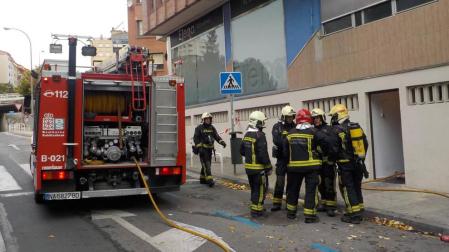 Dos heridos por un incendio en una bajera de Pamplona
