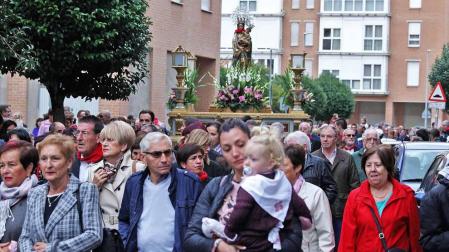 Cientos de villaveses arroparon en la calle a la Virgen del Rosario junto a la comparsa de gigantes y cabezudos, los txistularis, la coral y la nueva banda de música de la localidad que debutó por primera vez durante las fiestas