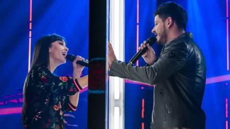 Aitana y Cepeda confirman su relación con un beso en público en el Bernabéu