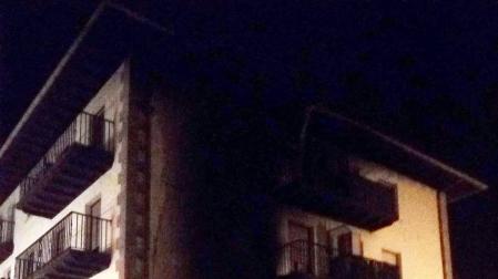 El incendio de un coche obliga a desalojar un bloque de viviendas en Elizondo