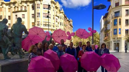 Paraguas y cuadernos rosas contra el cáncer en los comercios del Ensanche
