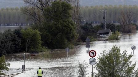 Las copiosas lluvias caídas en toda Navarra en los últimos días pusieron ayer en el punto de mira a los ríos navarros, que estuvieron en estado de alerta durante todo el día. Tras el desborde de los ríos Arga, Arakil, Ega y Aragón este jueves, para hoy el foco se centra en el Ebro, que a las cinco y veinte de la madrugada ha superado los 2.500 m³/s de caudal. A las ocho y media de la mañana, este río registra ya una altura de 7,73 metros y una traída de aguas de 2.644 m³/s.