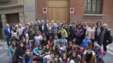 Pamplona homenajea a la escritora Carmen Baroja con una placa en la calle Nueva