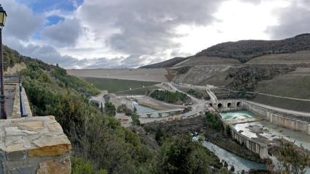Colocarán una pantalla de impermeabilización entre embalse y ladera de Yesa