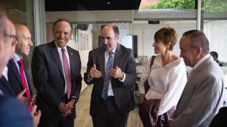 Manu Ayerdi visita la sede de la empresa navarra Truck & Wheel en Puebla, México