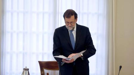 El presidente del Gobierno, Mariano Rajoy, preside esta tarde dos reuniones del Consejo de Ministros, una de ellas extraordinaria, para aprobar la aplicación de las medidas acordadas para Cataluña en virtud del artículo 155 de la Constitución.