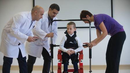 Un 'robot' español para que un niño de 5 años pueda andar